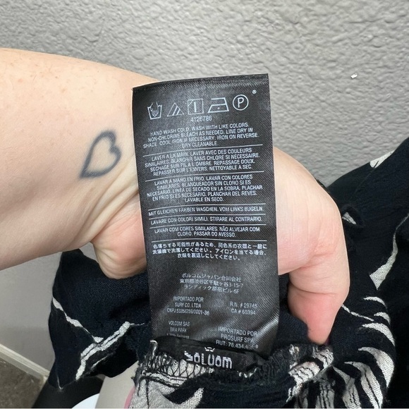 𝅺Volcom Shello Dress in Black Sz XS - Picture 9 of 9